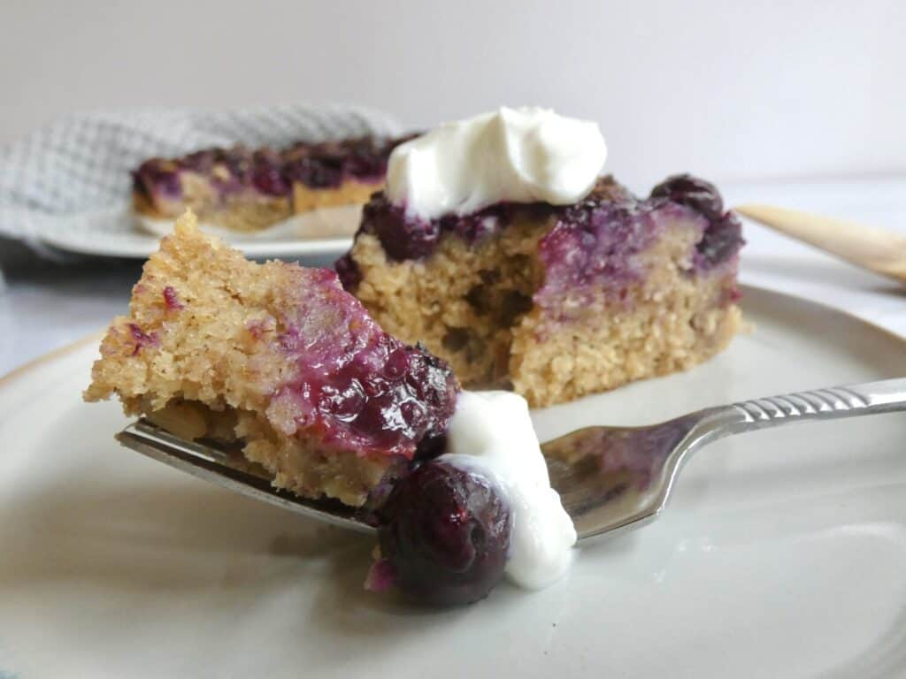 healthy one-bowl berry cake with yogurt topping